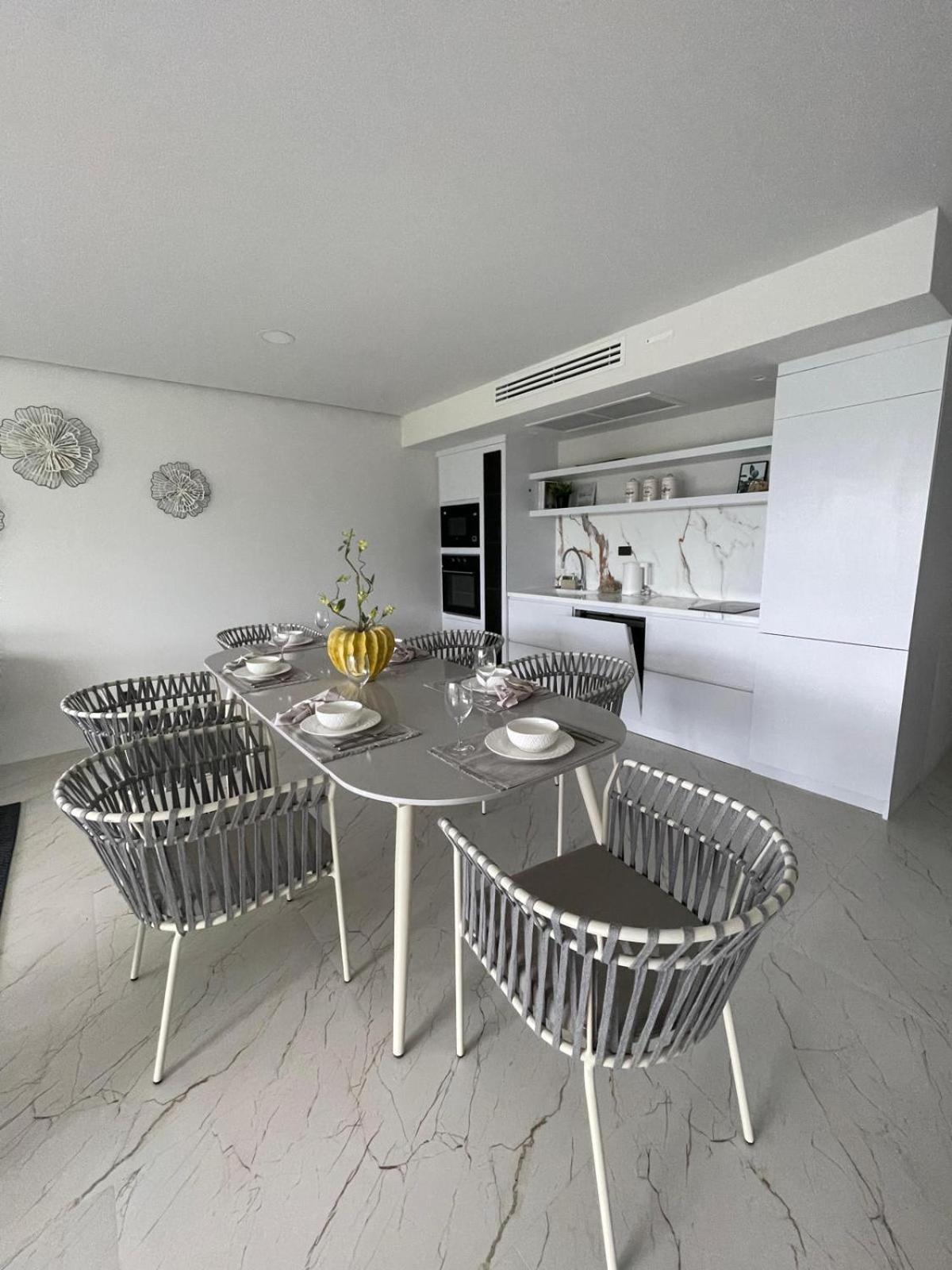 Beachside Apartment *